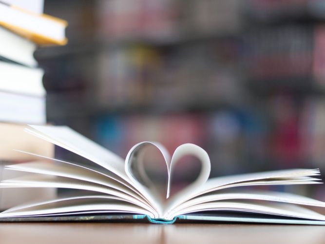 A full moon surrounded by clouds, the text reads Spooky Reads.